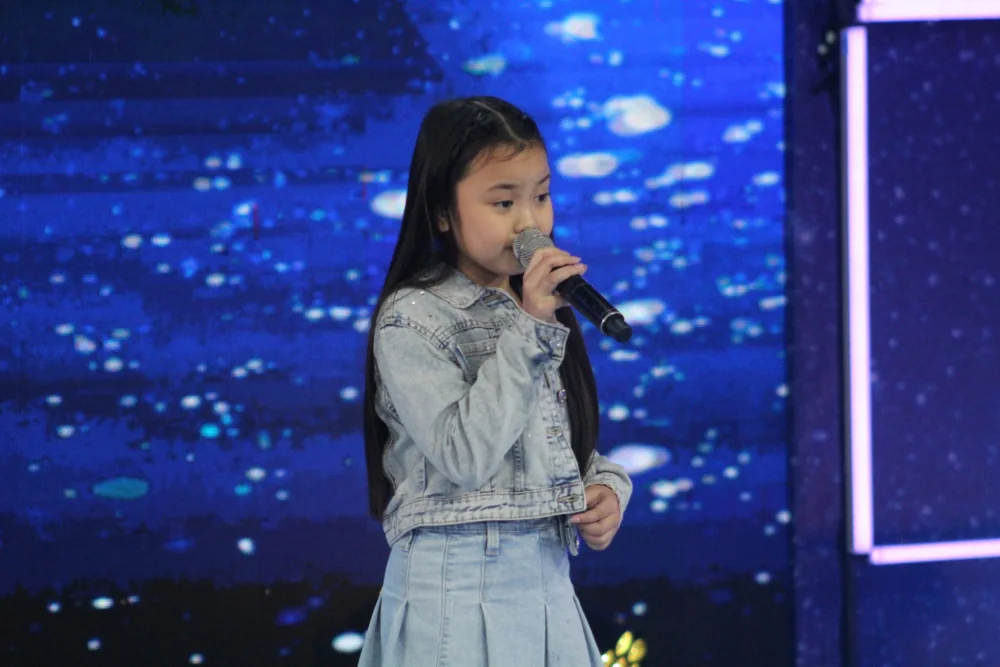 Andrea Flores singing on the Idol Kids Philippines stage